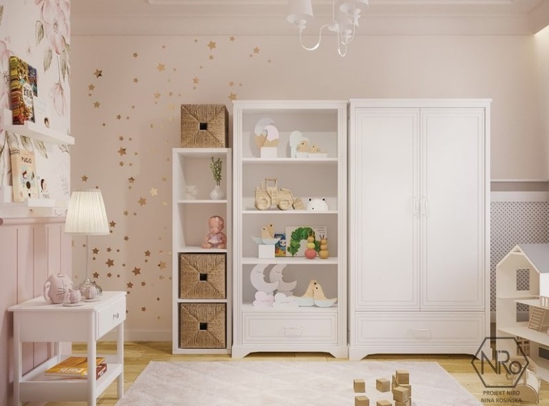 Bílá dětská knihovna Melody s dekoracemi v neutrálních tónech, umístěná vedle postele s polštáři. Elegantní design ideální pro organizaci dětského pokoje.